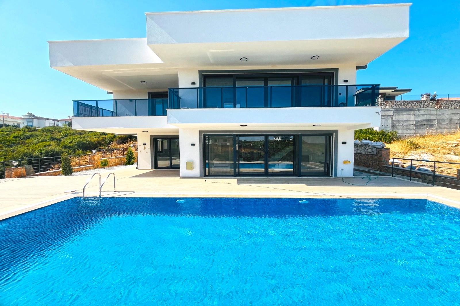 Villa For Sale In Didim Yeşiltepe Site, On A 700m2 Plot.