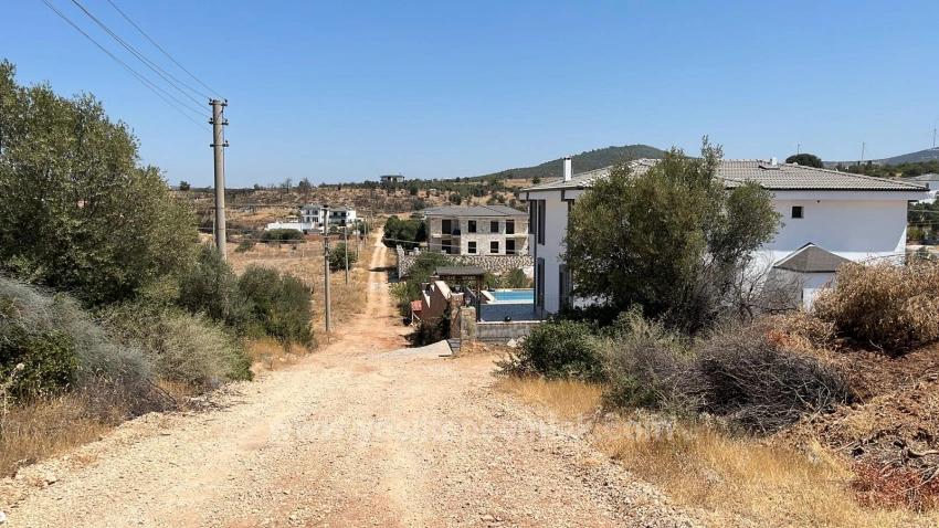 Didim Yeşiltepe Sitesinde 718 M2 Villa Imarlı Arsa