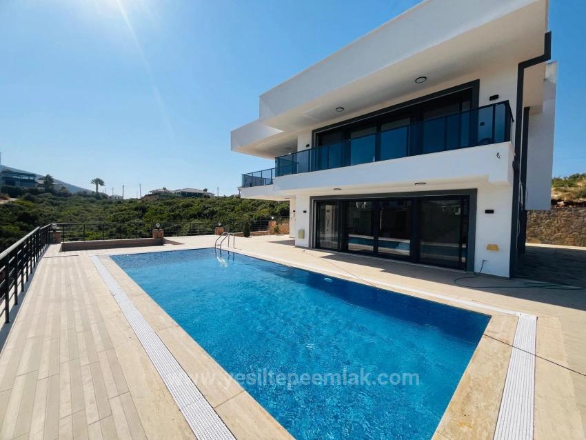 Didim Yeşiltepe Sitesinde 700M2 Arsa İçerısınde Satılık Villa